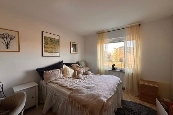 Rymlig 2a med balkong nära Giraffen